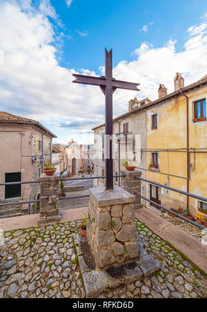 Orvinio (Italie) - un charmant petit village médiéval de seulement 387 habitants, inséré dans le club des plus beaux villages ; province de Rieti. Banque D'Images