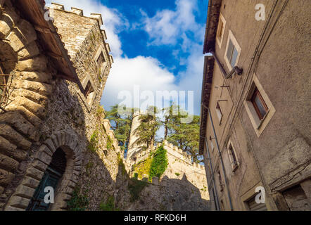 Orvinio (Italie) - un charmant petit village médiéval de seulement 387 habitants, inséré dans le club des plus beaux villages ; province de Rieti. Banque D'Images