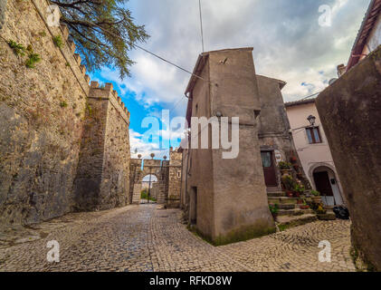 Orvinio (Italie) - un charmant petit village médiéval de seulement 387 habitants, inséré dans le club des plus beaux villages ; province de Rieti. Banque D'Images