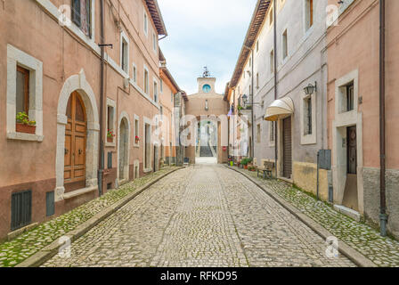 Orvinio (Italie) - un charmant petit village médiéval de seulement 387 habitants, inséré dans le club des plus beaux villages ; province de Rieti. Banque D'Images