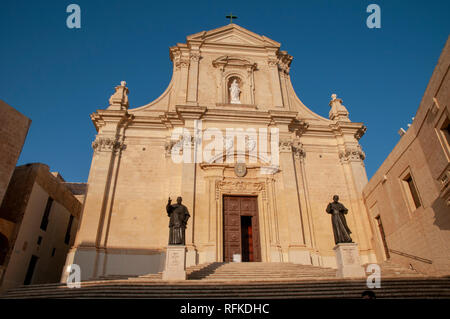 L'entrée et façade de cathédrale de l'Assomption à l'intérieur de la Citadelle de Victoria, Gozo, à Malte. Banque D'Images