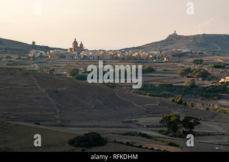 Vue sur le village de Ghasri et le repère important de l'église du Corpus Christi avec paysage environnant sur Gozo à Malte. Tourné à partir de la Citadelle. Banque D'Images