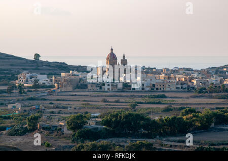 Vue sur le village de Ghasri et le repère important de l'église du Corpus Christi avec paysage environnant sur Gozo à Malte. Tourné à partir de la Citadelle. Banque D'Images