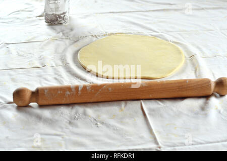 La pâte à gâteau et de rouleau à pâtisserie sur une table de cuisine Banque D'Images