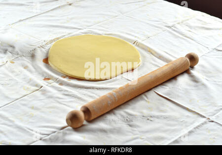 La pâte à strudel huilés avec l'huile de tournesol et d'un rouleau à pâtisserie sur une table de cuisine Banque D'Images