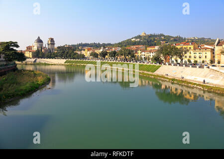 Adige, San Giorgio In Braida et lointain sanctuaire perché Notre Dame de Lourdes du Ponte Pietra, Vérone, Vénétie, Italie. Banque D'Images