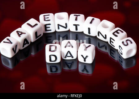 Mot Valentines Day de glaçons sur un fond sombre. Banque D'Images