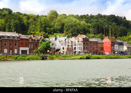 Maisons à Dinant, vue à partir de la Meuse en Belgique. Banque D'Images