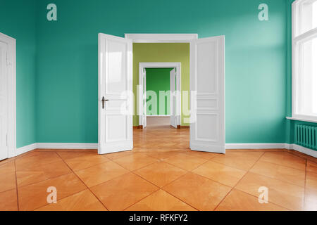 Appartement vide avec plancher en bois et des portes ouvertes Banque D'Images