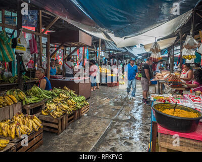 Iquitos, Pérou - 06 Décembre, 2018 : Marché avec divers types de viandes, poissons et fruits et. Marché de Belen. L'Amérique latine. Belén Mercado. Banque D'Images