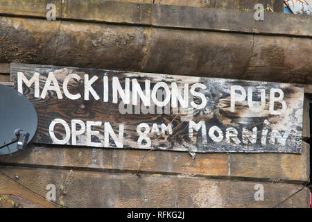 Pub Mackinnon, Glasgow, Écosse - publicité Inscription 8h00 horaire d'ouverture Banque D'Images