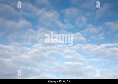 Un fond d'image de haute altitude cirrocumulus nuages troposphérique avec ciel bleu Banque D'Images