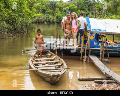 Iquitos, Pérou- Sep 22, 2017 : à partir de la tribu Bora dans son costume local avec de jeunes fille blanche. Banque D'Images