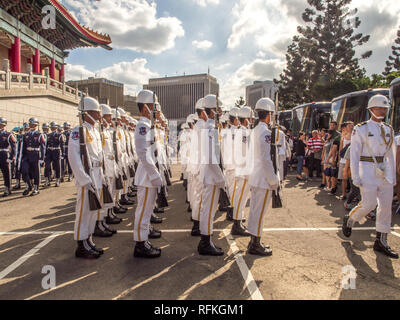 Taipei, Taiwan - le 02 octobre 2016 : des soldats taïwanais portant des uniformes de cérémonie, de style différents sur la place Liberdade à Taiwan. Banque D'Images