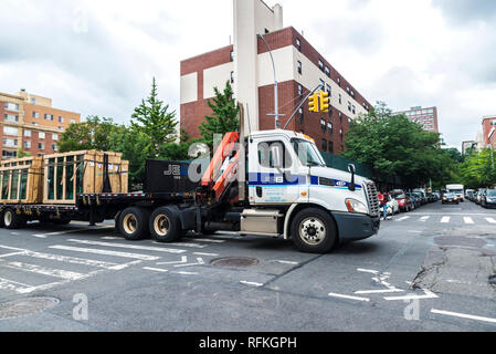 La ville de New York, USA - Le 26 juillet 2018 : poids lourd transportant la fenêtre en verre avec des personnes dans la région de Harlem, Manhattan, New York City, USA Banque D'Images