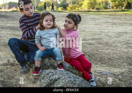 Ashtarak,Arménie,10 Septembre,2018:dans la cour de l'Église Saghmosavank soirée d'automne, une petite fille et un petit garçon d'un cheveux correcte ye Banque D'Images