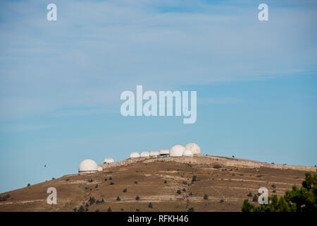 Photo de montagne chauve avec boules blanches Banque D'Images