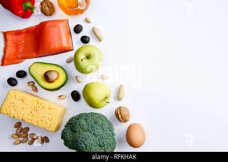 Photo de produits utiles à l'alimentation sur le tableau blanc vide. Banque D'Images