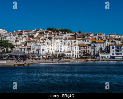 Beau rivage de la ville côtière espagnole Cadaques Banque D'Images