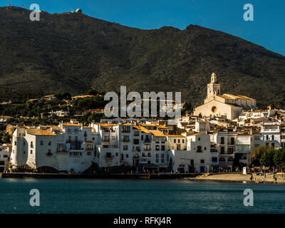 Beau rivage de la ville côtière espagnole Cadaques Banque D'Images