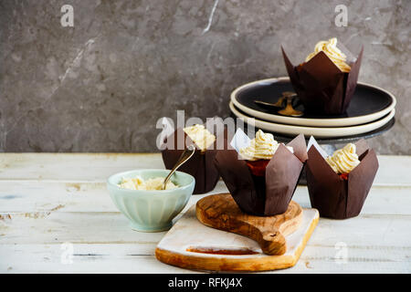 Close up of cupcakes glaçage maison décorée avec du fromage à la crème Banque D'Images