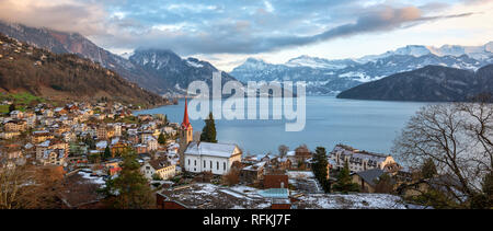 Vue panoramique de Weggis, village sur le lac de Lucerne, les montagnes des Alpes suisses, en Suisse, dans la neige en hiver Banque D'Images
