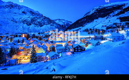 Village de Andermatt swiss alps mountains, recouvert de neige en hiver en bleu lumière du soir, vue panoramique, Uri, Suisse Banque D'Images