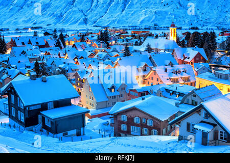 Village de Andermatt swiss alps mountains, recouvert de neige en hiver en bleu lumière du soir, Uri, Suisse Banque D'Images