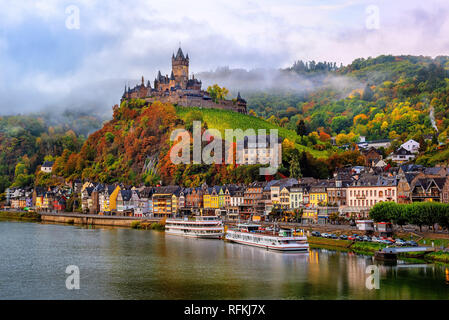 Cochem, Allemagne, belle ville historique sur la rivière Moselle romantique avec vue sur la ville, le château de Reichsburg sur une colline dans la couleur en automne Banque D'Images