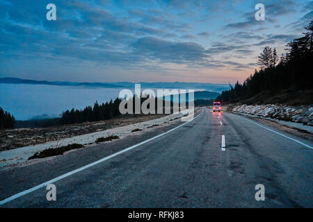 Paysage de route asphaltée avec mer de nuages / brouillard, région de la mer Noire occidentale de Turquie Banque D'Images