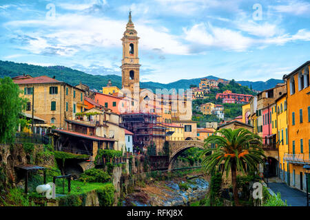 Dolcedo, pittoresque ville médiévale dans Alpes Maritimes sur la montagne par Riviera Imperia, ligurie, italie Banque D'Images