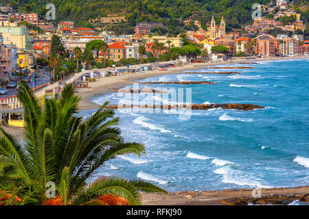 Plage de sable fin de la station balnéaire historique Laigueglia sur Riviera italienne, Alassio, ligurie, italie Banque D'Images