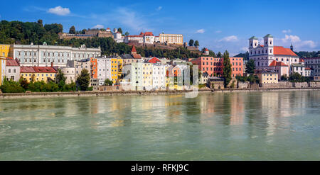 Maisons traditionnelles colorées dans la vieille ville historique de Passau, Allemagne, situé sur la jonction de trois rivières, Danube, Inn et Iltz. Passau est une popula Banque D'Images