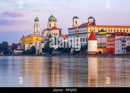 Passau, historique vieille ville baroque, l'Allemagne, se reflétant dans la rivière Inn Banque D'Images