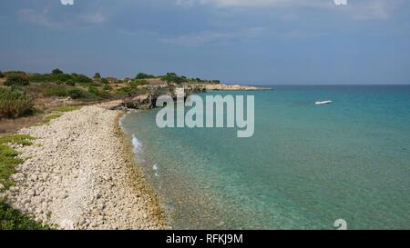 Amazing beach à la mer Ionienne, dans la province de Syracuse, en Sicile. La plage fait partie de la Réserve Naturelle Orientée Cavagrande. Banque D'Images