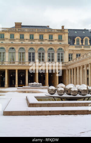 Fontaines de Pol Bury et le Conseil d'État, le Conseil constitutionnel et le ministère de la Culture, Palais Royal, Paris, France Banque D'Images