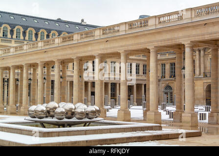 Fontaines de Pol Bury et le Conseil d'État, le Conseil constitutionnel et le ministère de la Culture, Palais Royal, Paris, France Banque D'Images