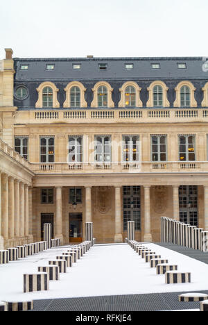 Colonnes en noir et blanc par Daniel Buren et le Conseil d'État, le Conseil constitutionnel et le ministère de la Culture, Palais Royal, Paris, France Banque D'Images