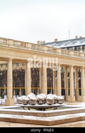 Fontaines de Pol Bury, Palais Royal, Paris, France Banque D'Images