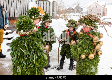 Silvesterklaus masqué est une personne prenant part à la fête de la Saint Sylvestre à Appenzell, Suisse, et contribuant ainsi à maintenir la Ch Banque D'Images