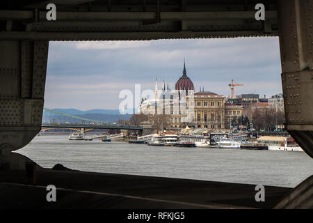 L'impressionnant bâtiment du parlement hongrois, assis majestueusement sur les rives du Danube en passant par Budapest. Banque D'Images