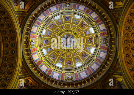 Le dôme du plafond cathédrale de Budapest à partir de l'intérieur, montrant la parfaite symétrie des couleurs riches et magnifiques. Banque D'Images