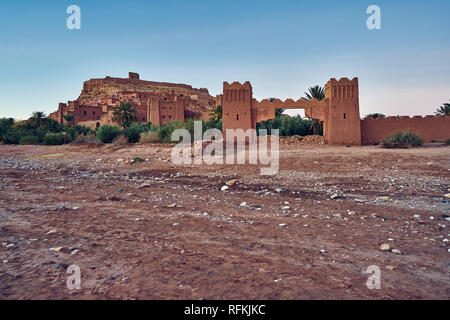 Paysage du Ksar d'ait Benhaddou au lever du soleil le matin. C'est un site classé au patrimoine de l'UNESCO dans la région d'Ouarzazate au Maroc Banque D'Images