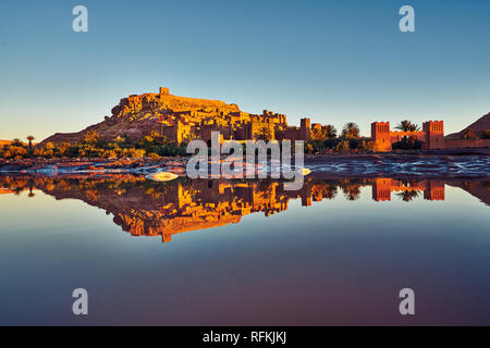 Paysage de Ksar d'ait Benhaddou et réflexion sur l'eau. Site classé au patrimoine de l'UNESCO et un des sites Game of Thrones à Ouarzazate, au Maroc Banque D'Images