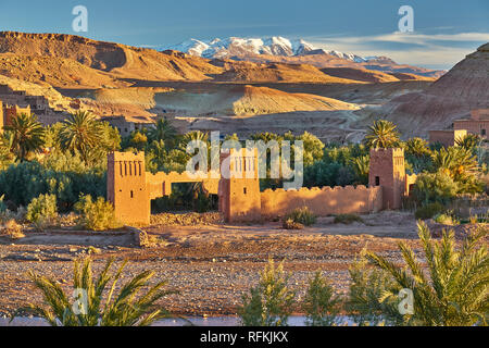 Panorama du Ksar d'ait Benhaddou et des montagnes enneigées de l'Atlas à l'arrière. C'est un site classé au patrimoine de l'UNESCO dans la région d'Ouarzazate au Maroc Banque D'Images