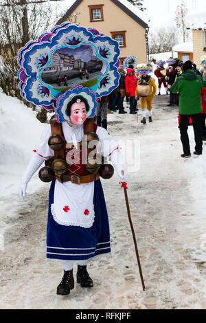 Silvesterklaus masqué est une personne prenant part à la fête de la Saint Sylvestre à Appenzell, Suisse, et contribuant ainsi à maintenir la Ch Banque D'Images