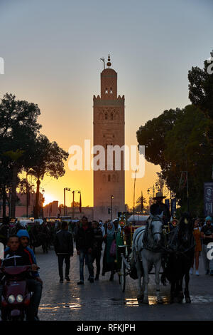 Minaret de la Mosquée Koutoubia au coucher du soleil avec les gens, Marrakech / Marrakech, Maroc Banque D'Images