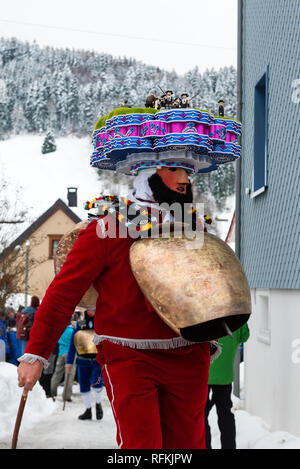 Silvesterklaus masqué est une personne prenant part à la fête de la Saint Sylvestre à Appenzell, Suisse, et contribuant ainsi à maintenir la Ch Banque D'Images