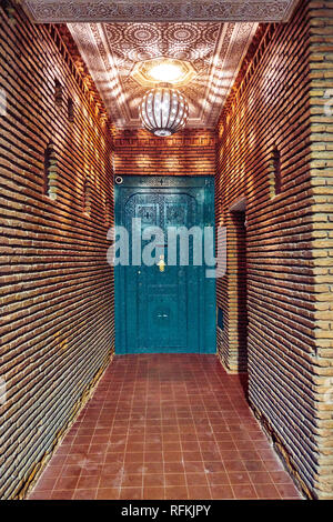 Décoration traditionnelle de l'entrée d'un bâtiment à Marrakech, Maroc Banque D'Images