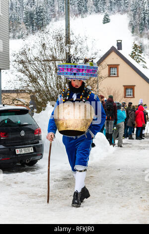 Silvesterklaus masqué est une personne prenant part à la fête de la Saint Sylvestre à Appenzell, Suisse, et contribuant ainsi à maintenir la Ch Banque D'Images